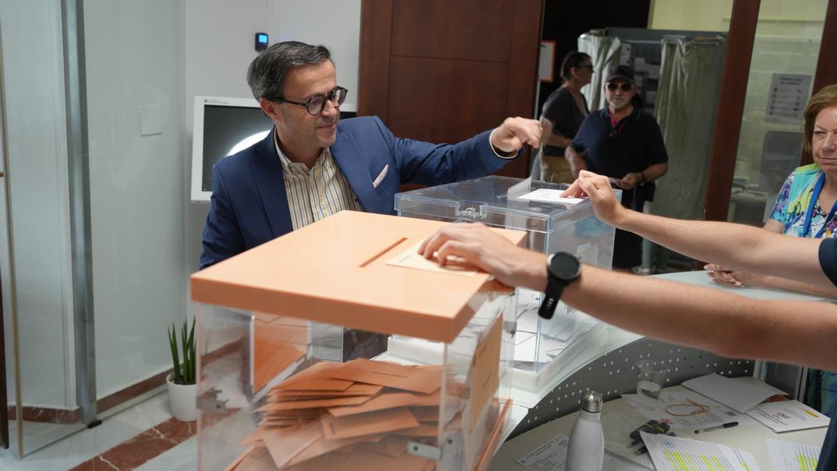 Miguel Ángel Gallardo vota en Villanueva de la Serena