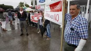 Concentración a las puertas del recinto ferial contra los parques de baterías: "Hay que frenar esto, es un disparate"