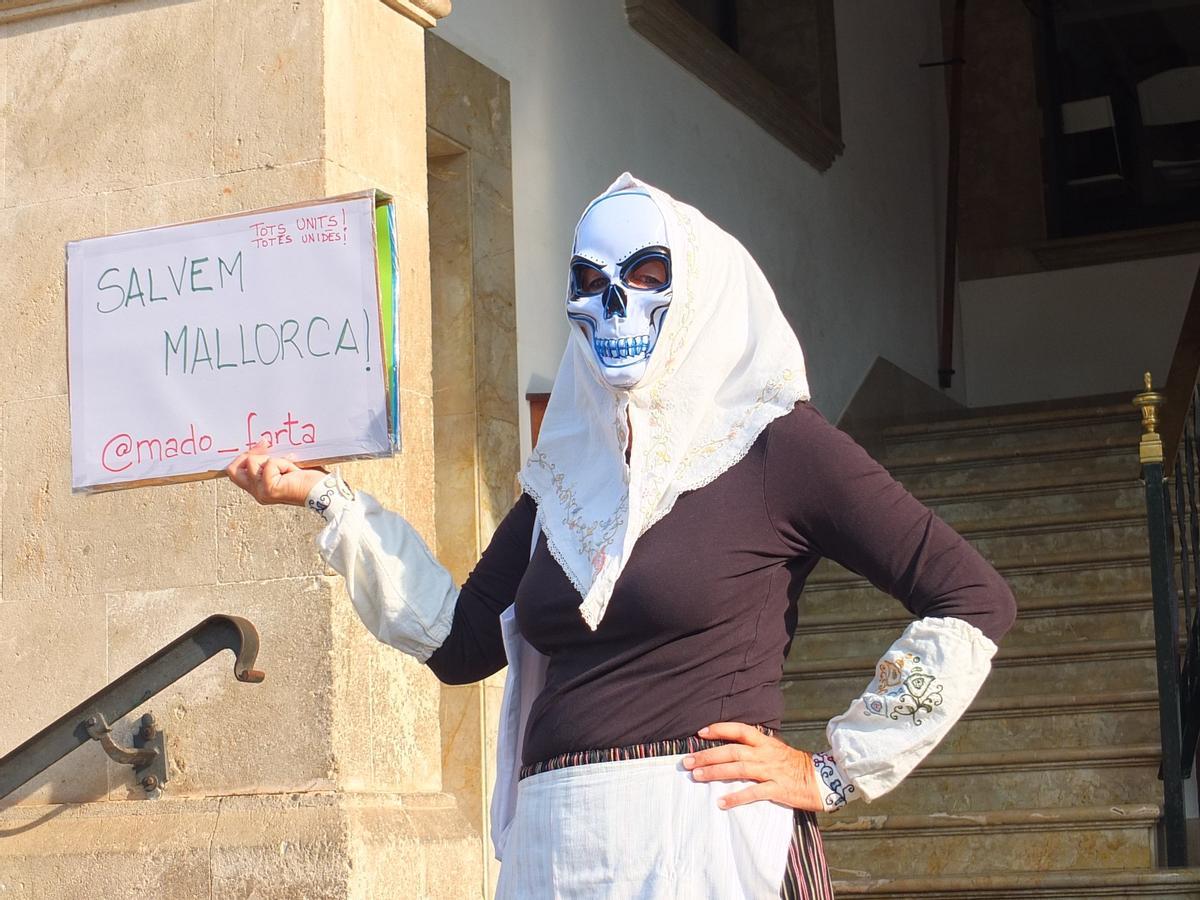 Madó Farta, l'activista darrere la pagesa-calavera: «Els turistes no són l’enemic; són una conseqüència d’un model»