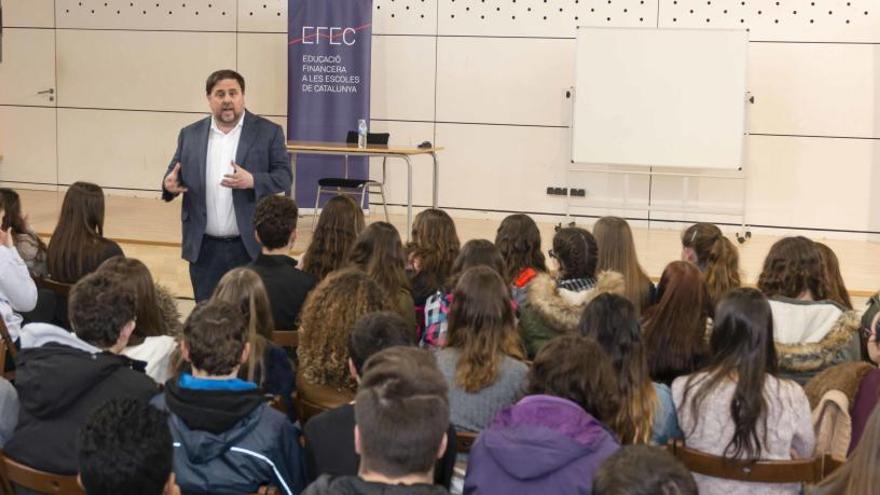 Oriol Junqueras imparteix un taller a joves de Sant Esteve Sesrovires