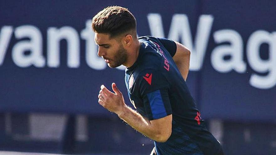 El jugador de Sagunt durante un entrenamiento.