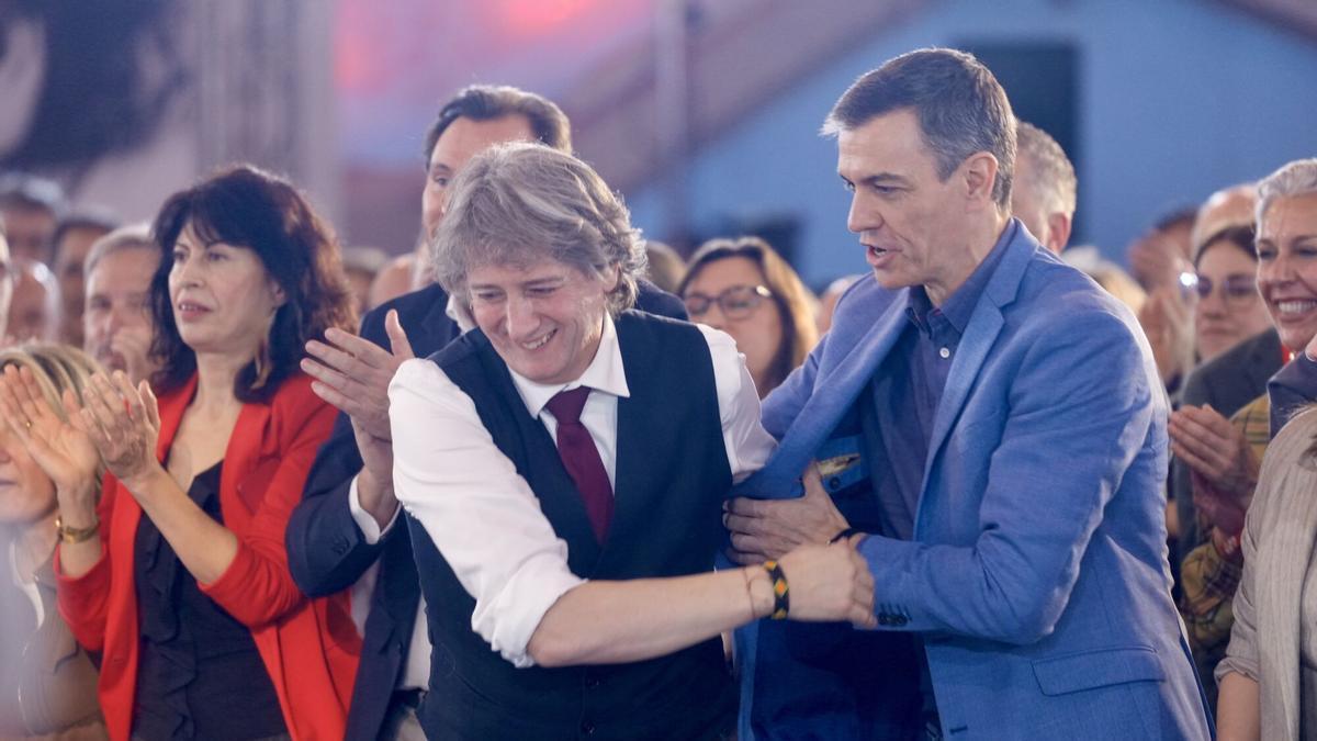 El presidente del Gobierno, Pedro Sánchez (d) y el candidato del PSOE a la Presidencia de la Junta de Castilla y León, Carlos Martínez.