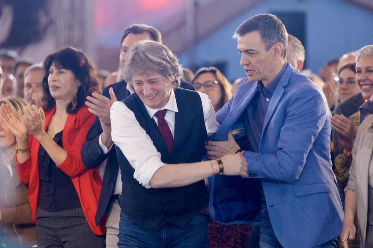 El presidente del Gobierno, Pedro Sánchez (d) y el candidato del PSOE a la Presidencia de la Junta de Castilla y León, Carlos Martínez.