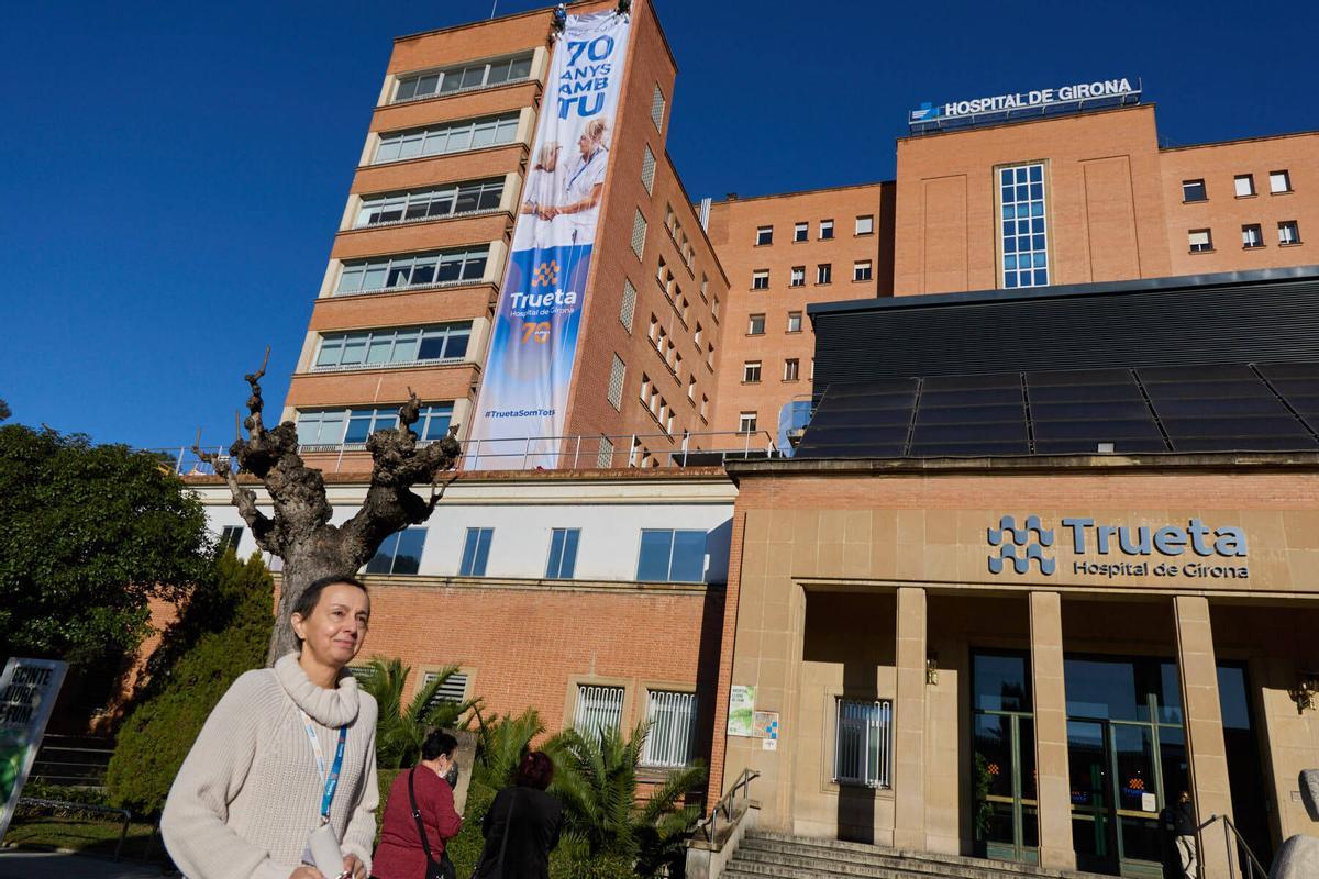 Desplegament de la lona commemorativa 70è aniversari Hospital Trueta