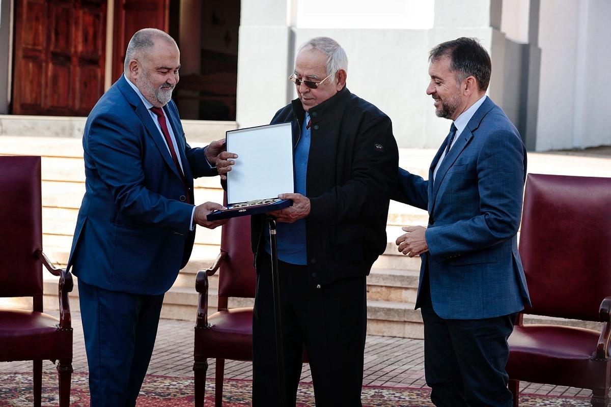 Entrega de una metopa conmemorativa al alcalde de El Rosario en 1972.