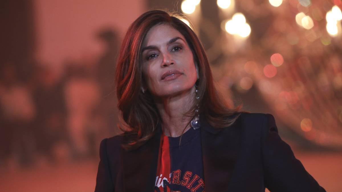 Cindy Crawford desfila para Off-White en París