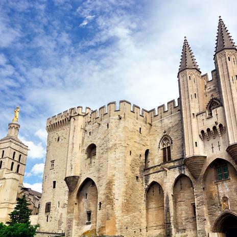 La ciudad francesa que fue propiedad del papa durante casi un siglo