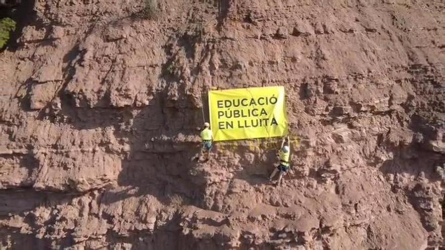 Docents col·loquen una gran pancarta per l'educació pública a Artés