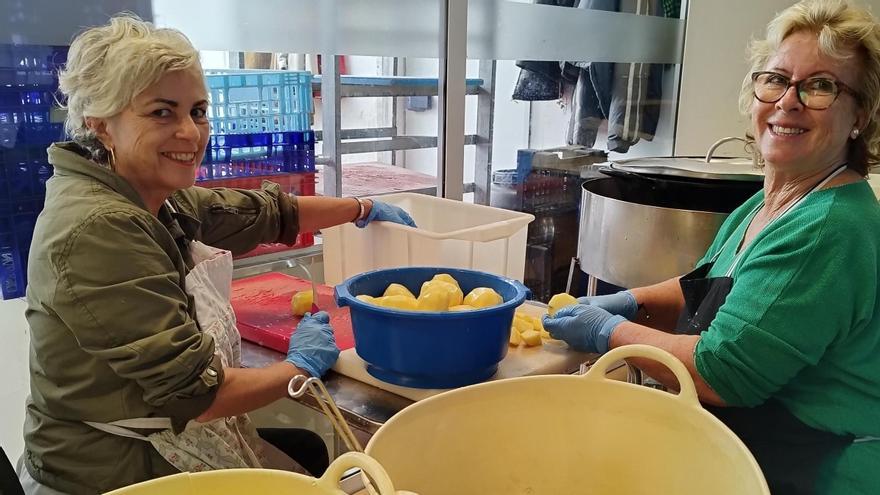 Dos voluntarias del Comedor Social de Gandia en plena tarea