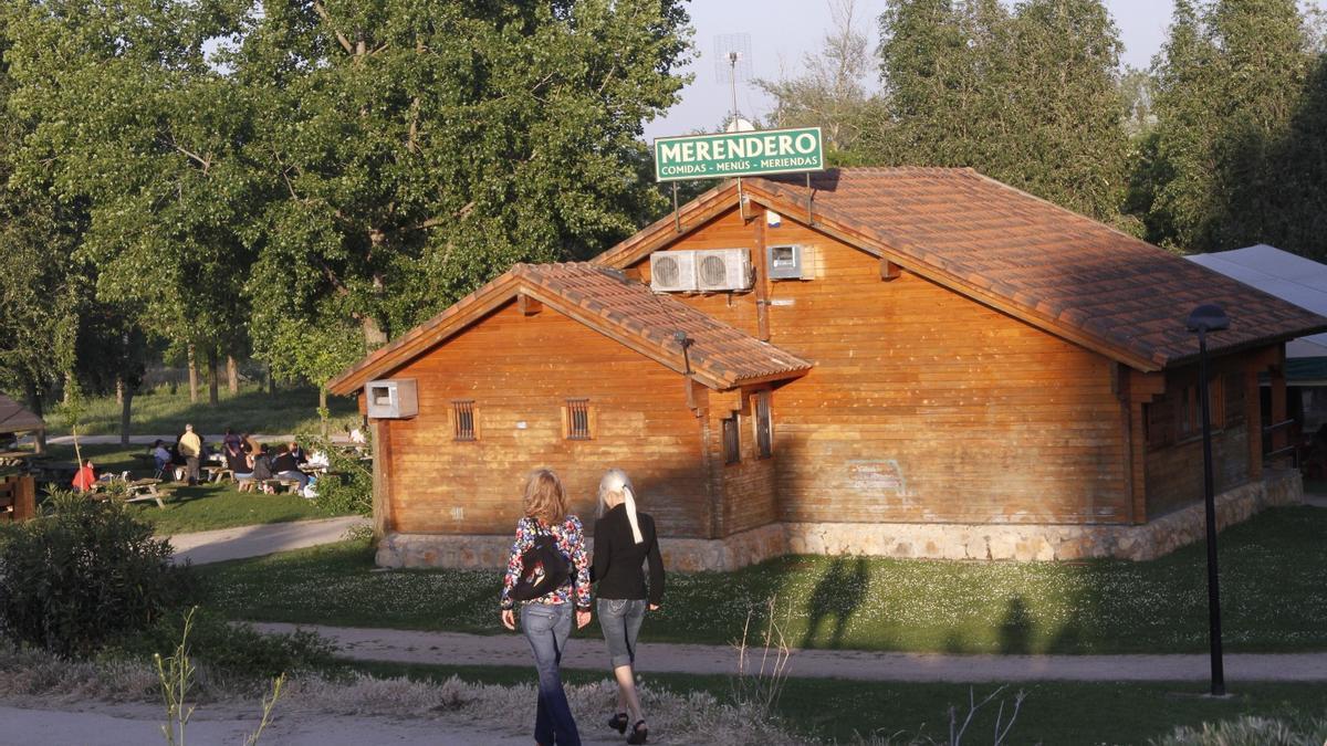 Exterior del bar-merendero en el paseo de los Tres Árboles