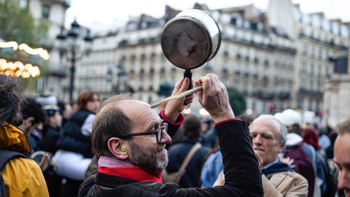 Cientos de manifestantes reciben a Macron en Loir y Cher al ritmo de una gran cacerolada