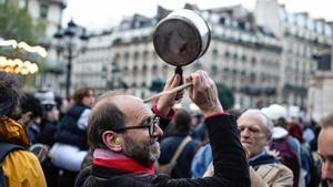 Cientos de manifestantes reciben a Macron en Loir y Cher al ritmo de una gran cacerolada.