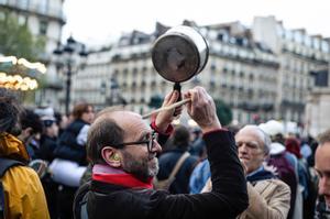 El Govern francès ajorna l’examen d’una polèmica llei migratòria a causa de la crisi política