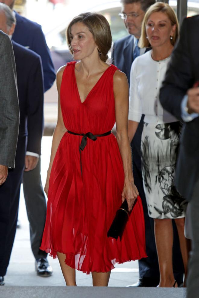 Letizia Ortiz con vestido rojo y cinturón de Carolina Herrera