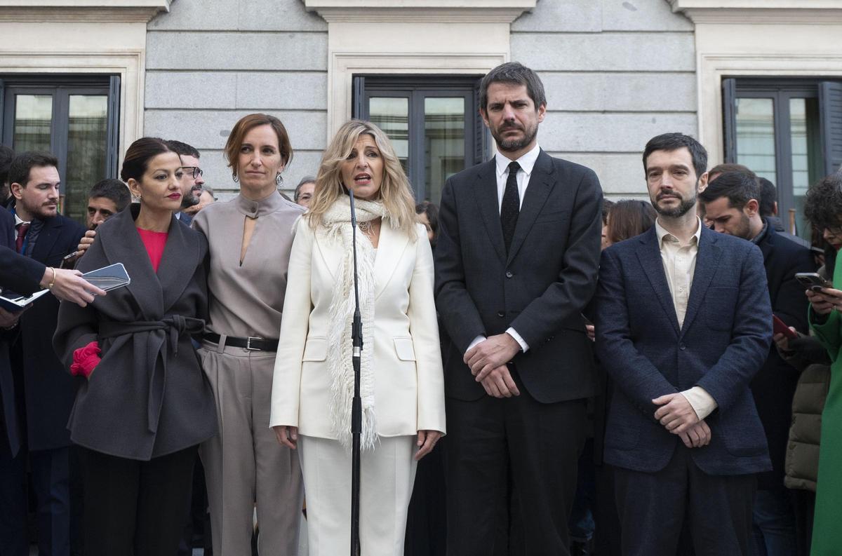 Los cinco ministros de Sumar, el pasado diciembre en el patio del Congreso de los Diputados.