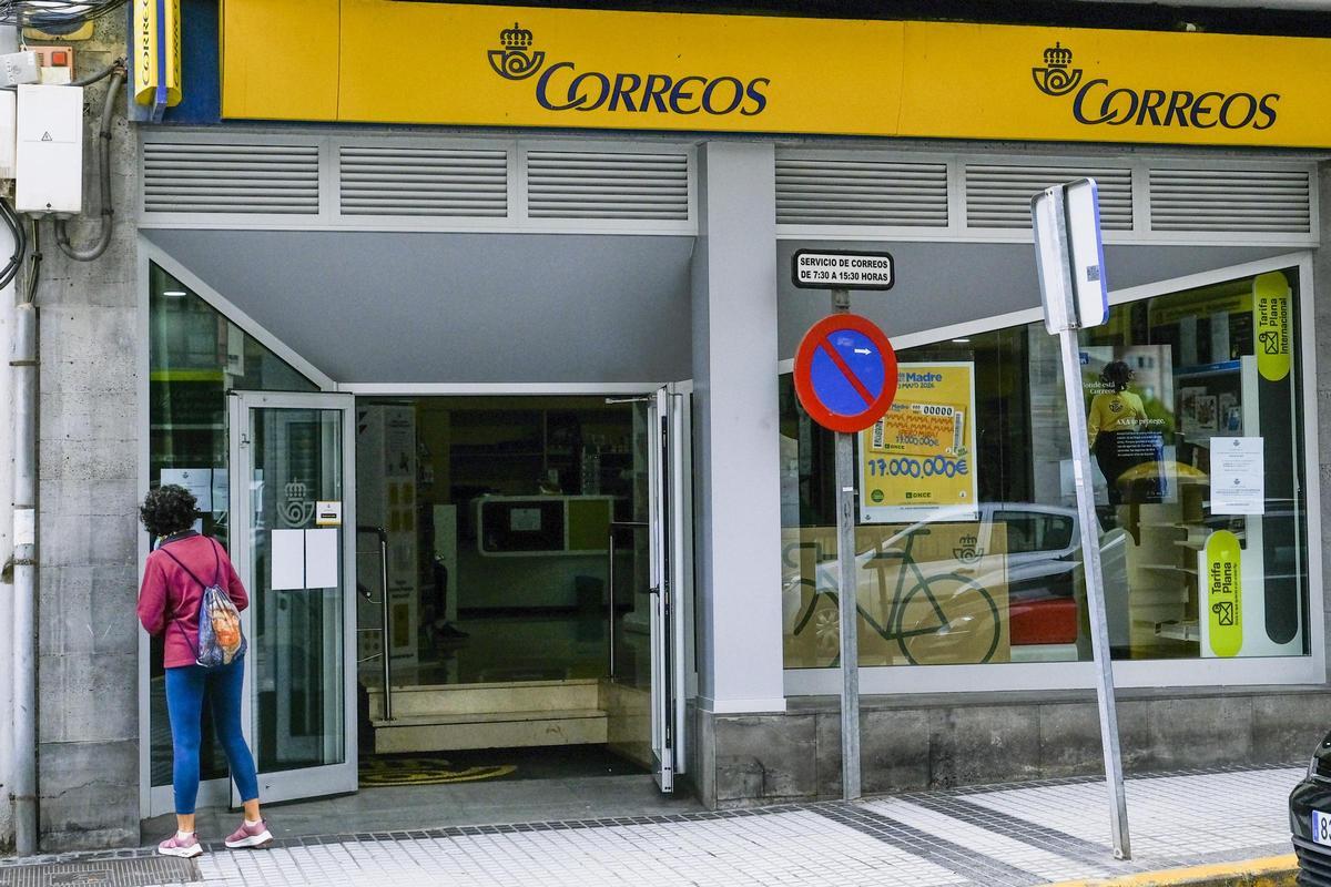 Una de las oficinas que van a cerrar en Correos, en Arenales.