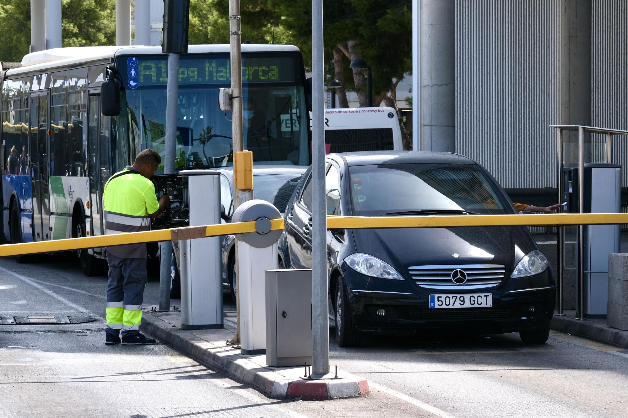 Las fotos del atasco de los 7.000 coches al día en el parking exprés del aeropuerto de Palma