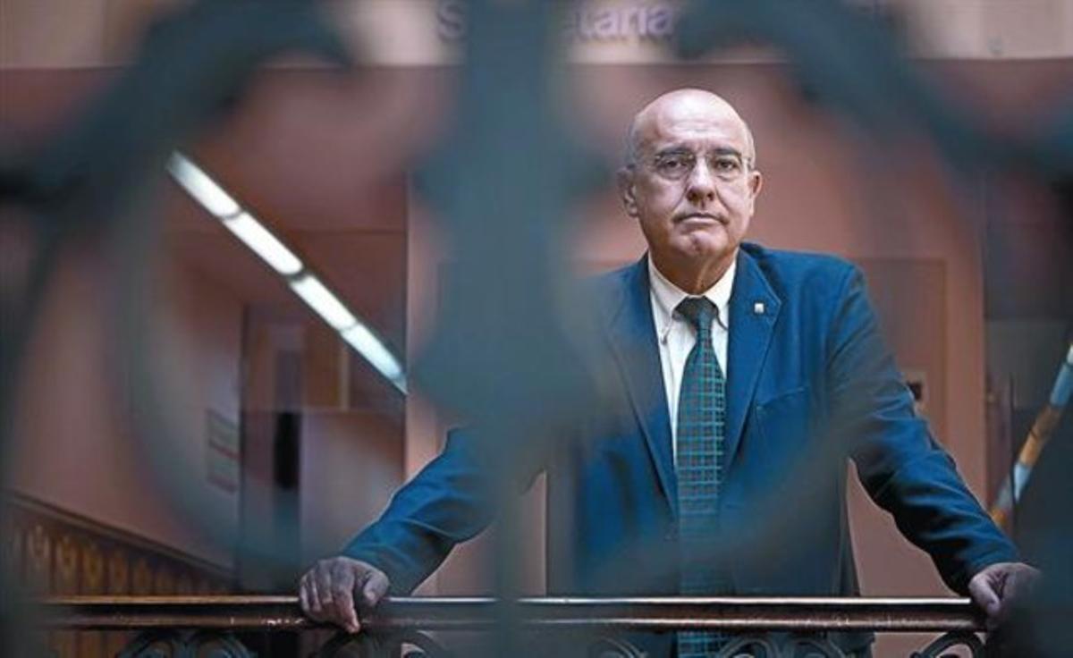El conseller Boi Ruiz, en un pati interior de la Conselleria de Salut, a Barcelona, dimecres passat. El conseller Boi Ruiz, en un pati interior de la Conselleria de Salut, a Barcelona, dimecres passat.