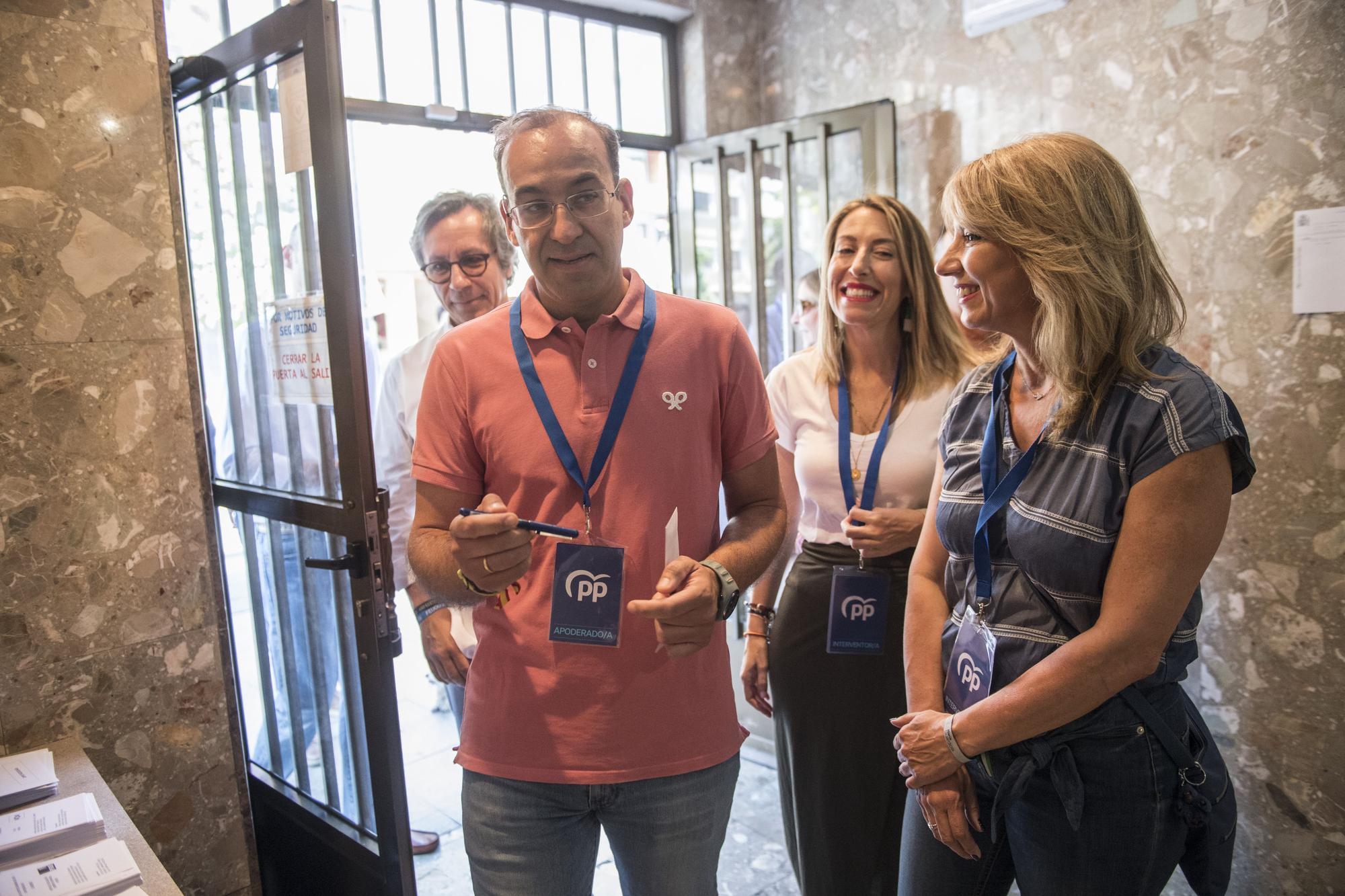 Fotogalería | Así se vive la jornada electoral en Extremadura y España