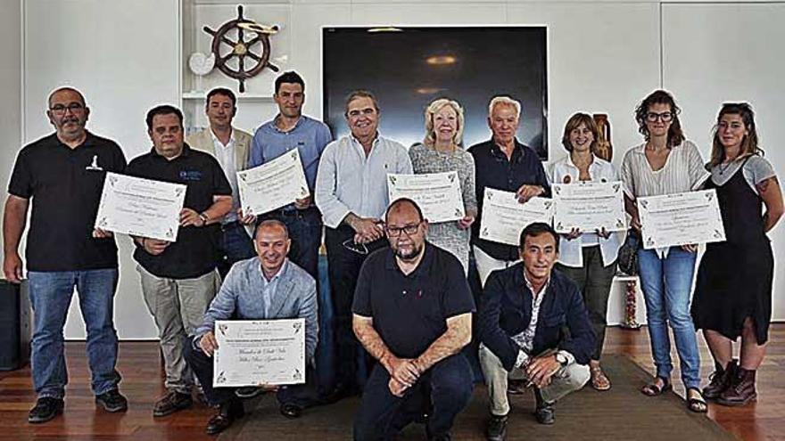 Foto de familia de premiados y organizadores.