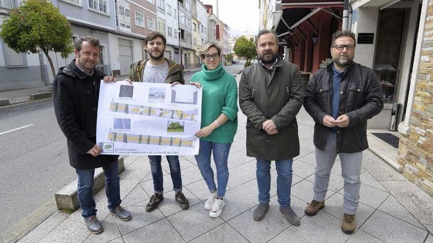 Miembros de Compromiso, con el plano que muestra el futuro aspecto de la calle. // Bernabé/Javier Lalín