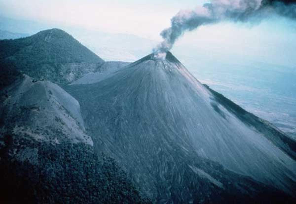 Erupción de cenizas en el volcán Pacaya