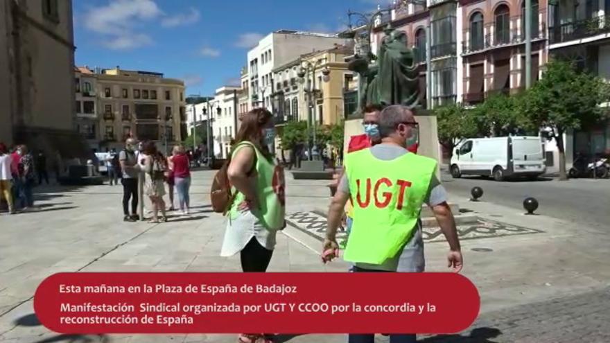 Más de 100 personas se concentran en Badajoz para pedir a la derecha que se sume a la reconstrucción el país