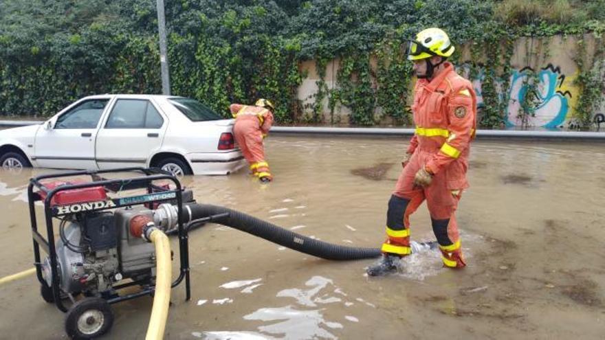 Gota fría: Un coche queda atrapado en la CV35 en Paterna