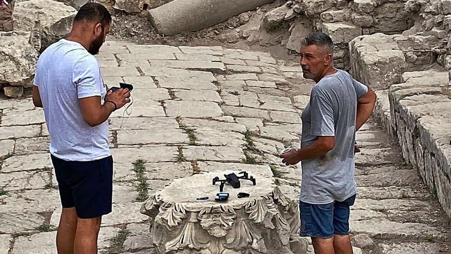 Garí (derecha) en la excavación junto a un compañero.