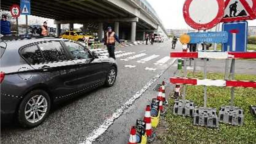 La Policia va escorcollar els vehicles que van circular per les proximitats de l&#039;aeroport de Zaventem.