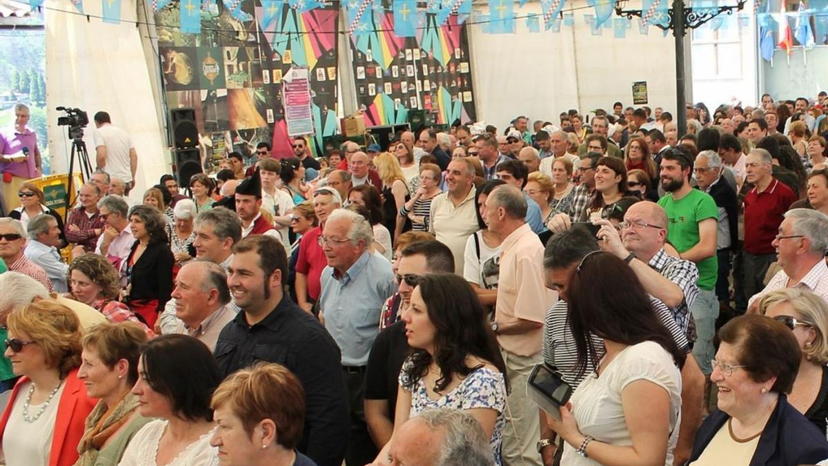 Público en la plaza del Emigrante en una edición anterior. |  | LNE