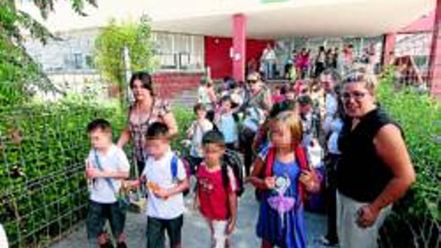 Cien niños vuelven a clase en el Enrique Iglesias