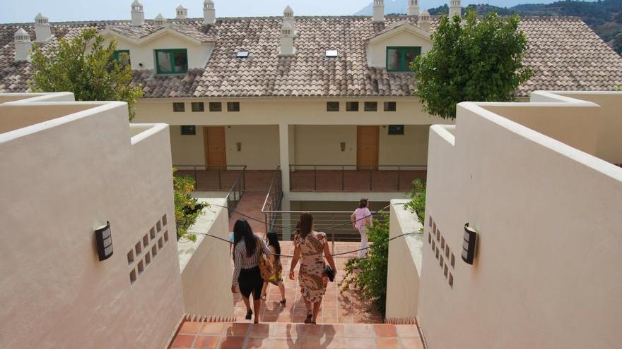 Compradores visitan una promoción de viviendas en la Costa del Sol.