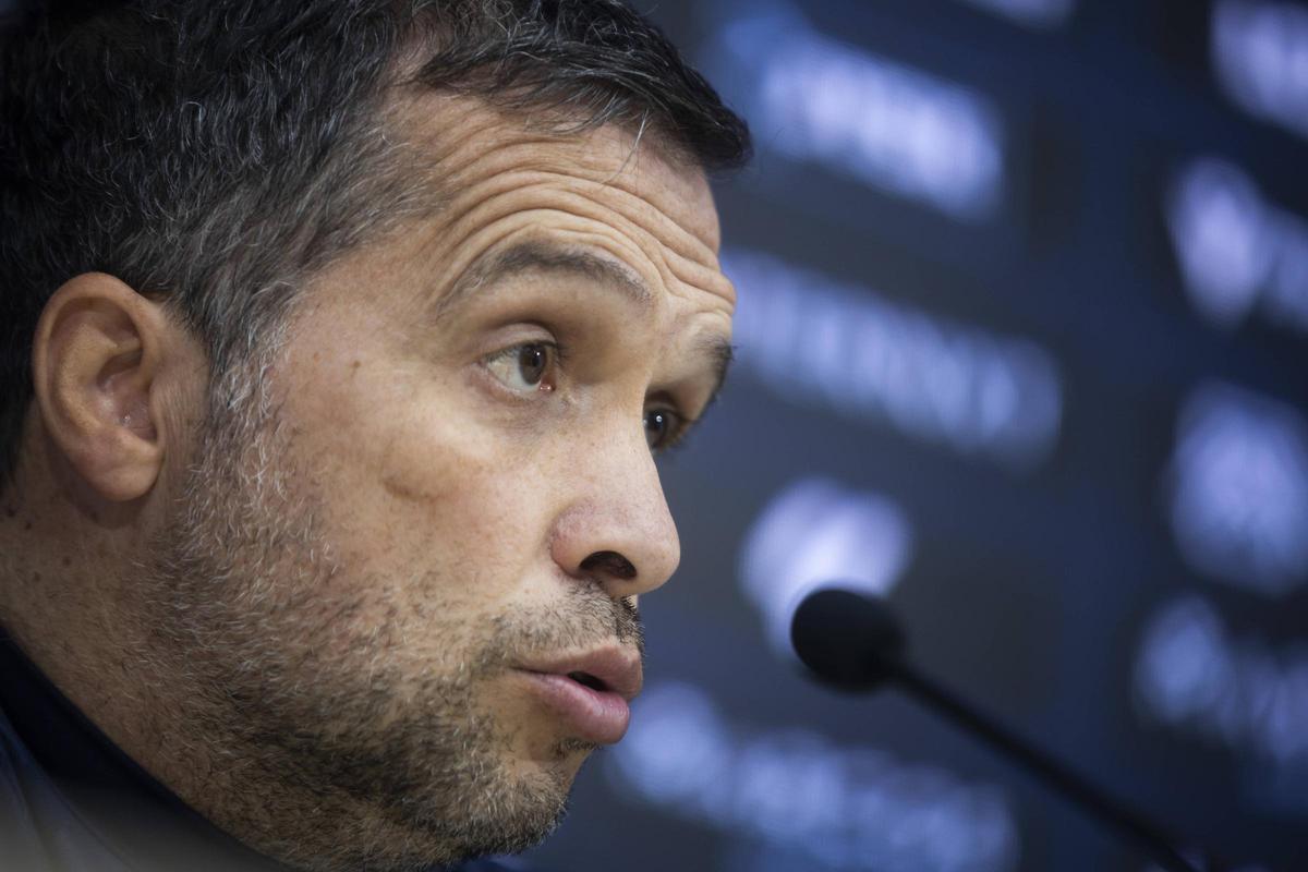 Rueda de prensa del mister del Levante UD Luis Castro previa al derbi ante el Valencia CF.