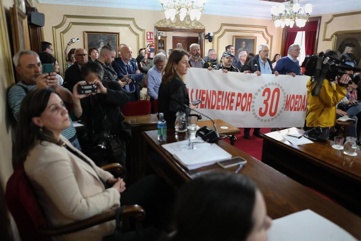 La concejala María Reigosa, en el pleno de Lugo en el que desplegaron una pancarta acusándola de «venderse por 30 monedas»
