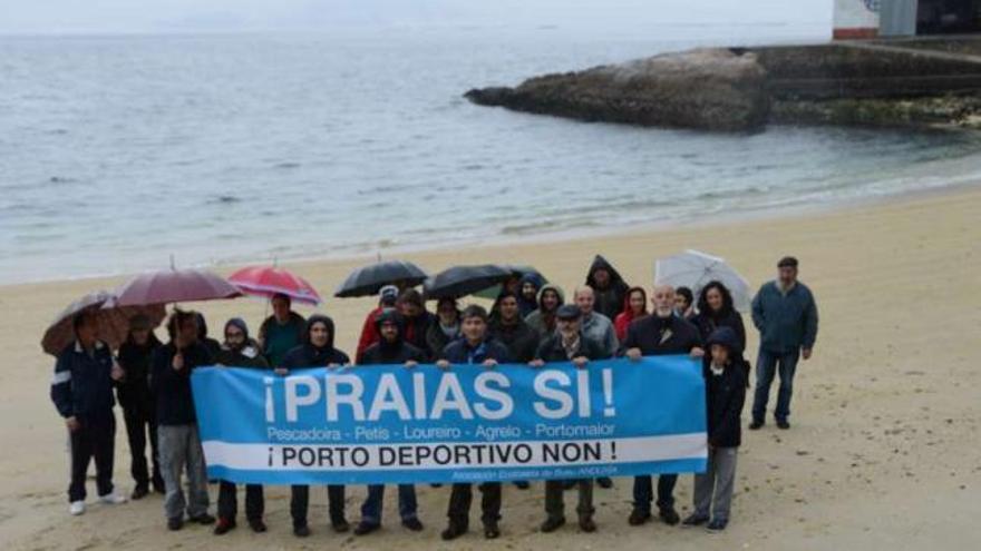 Los colectivos que firman las alegaciones son Anduxía, Os Galos, Liboreiro, Troula na Banda, O Progreso, Asociación Meiro, Cabanouro, Motivos D&#039;Aldea y Corredoiras y ayer desplegaron una pancarta en la playa. / GN