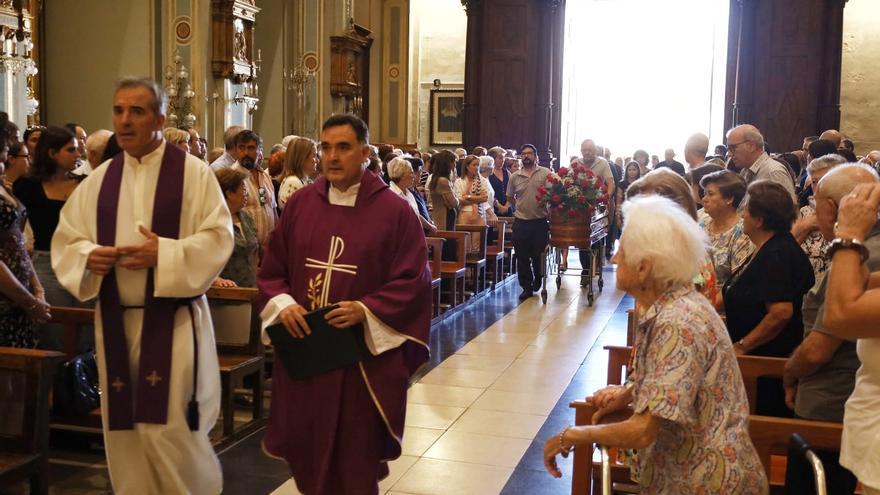 Galería de fotos: Almassora da el último adiós a Ana Pitarch, directora de la EOI Castellón