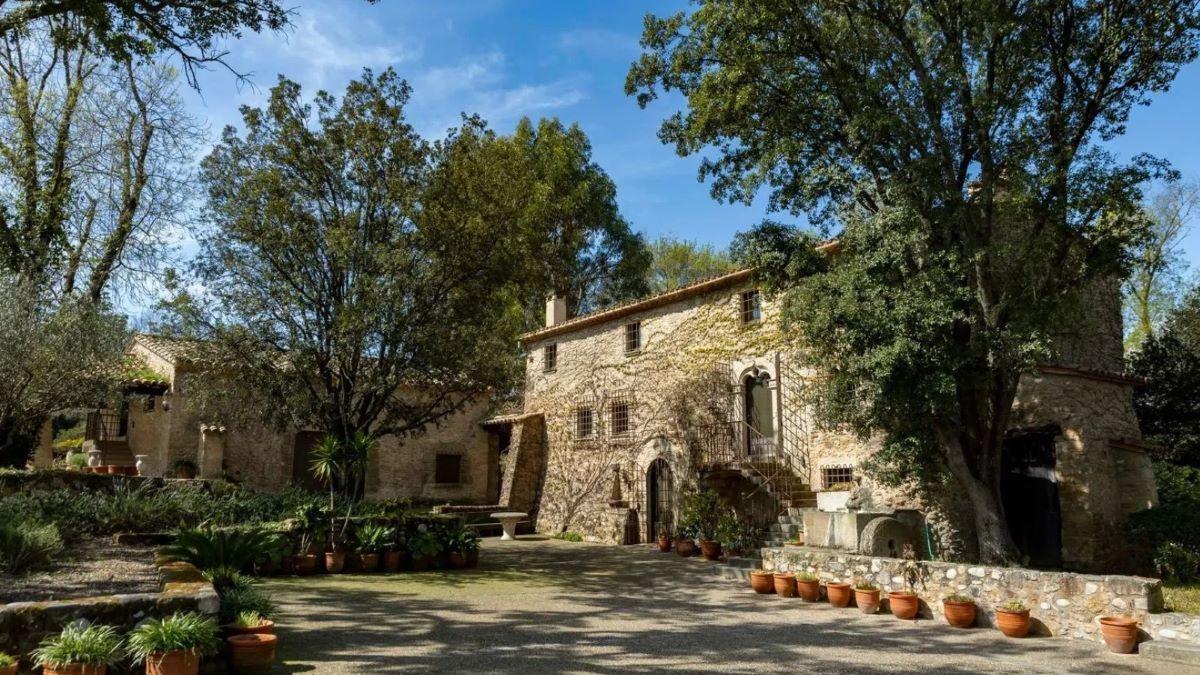 Una masia a Bàscara.