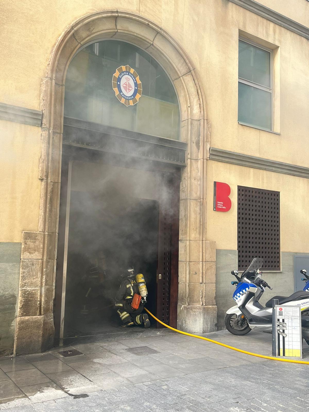 Imagen del incendio en la comisaría de Ciutat Vella de la Guardia Urbana