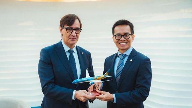 El president Salvador Illa posant al costat del director de Planificació i Desenvolupament del Vietnam Airlines, Nguyen Quang Trun.