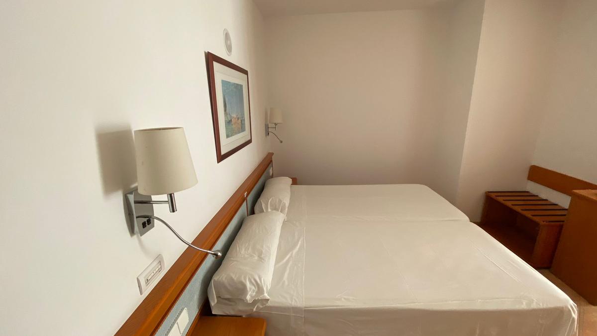 Una de las habitaciones habilitadas para contagiados en el nuevo hotel puente de Ibiza