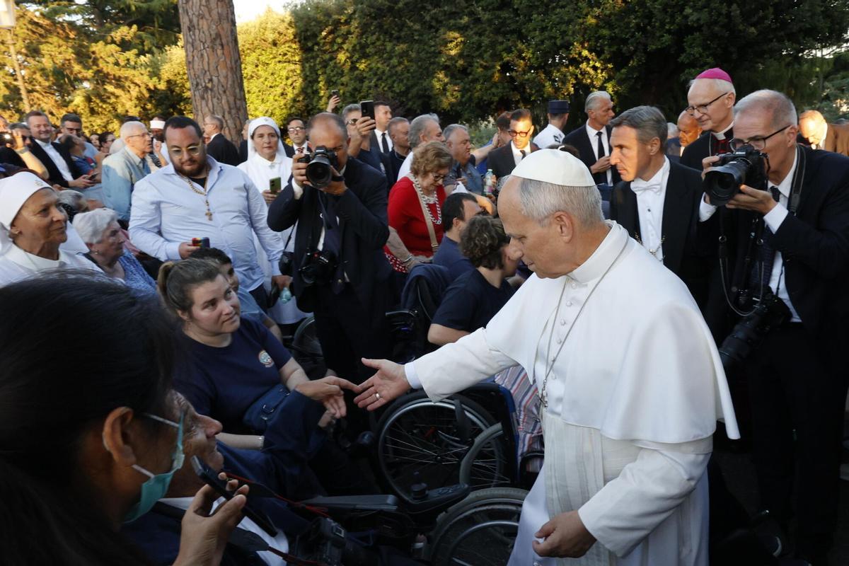VATICAN CITY (Vatican City State (Holy See)), 30/05/2026.- Pope Leo XIV (C-R) greets the faithful as he leads a worldwide Rosary for Peace concluding the Marian month of May, in the Vatican Gardens, Vatican City, 30 May 2026. (Papa) EFE/EPA/FABIO FRUSTACI