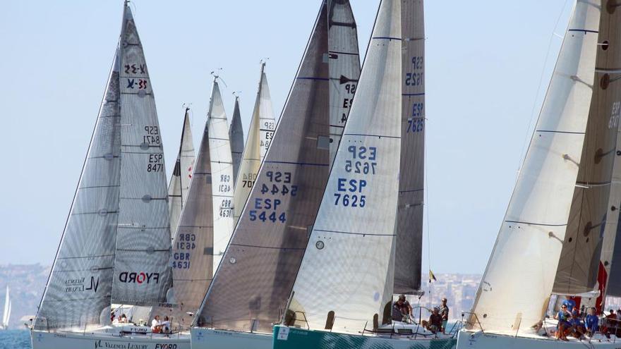 Medio centenar de barcos participan en la regata