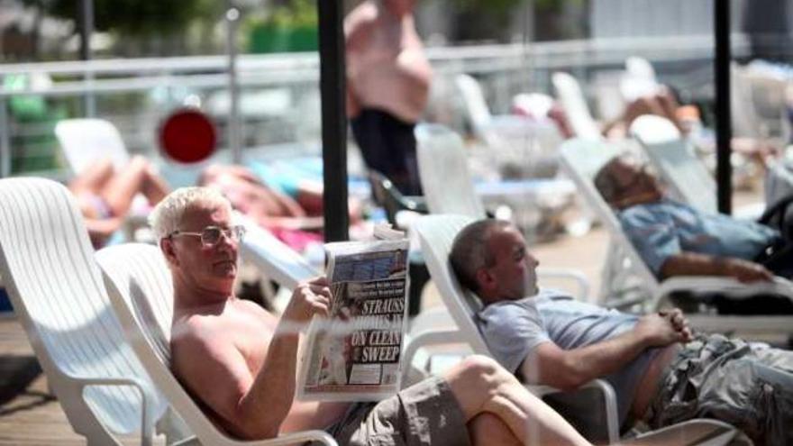 Turistas británicos en la terraza de un hotel de Benidorm.