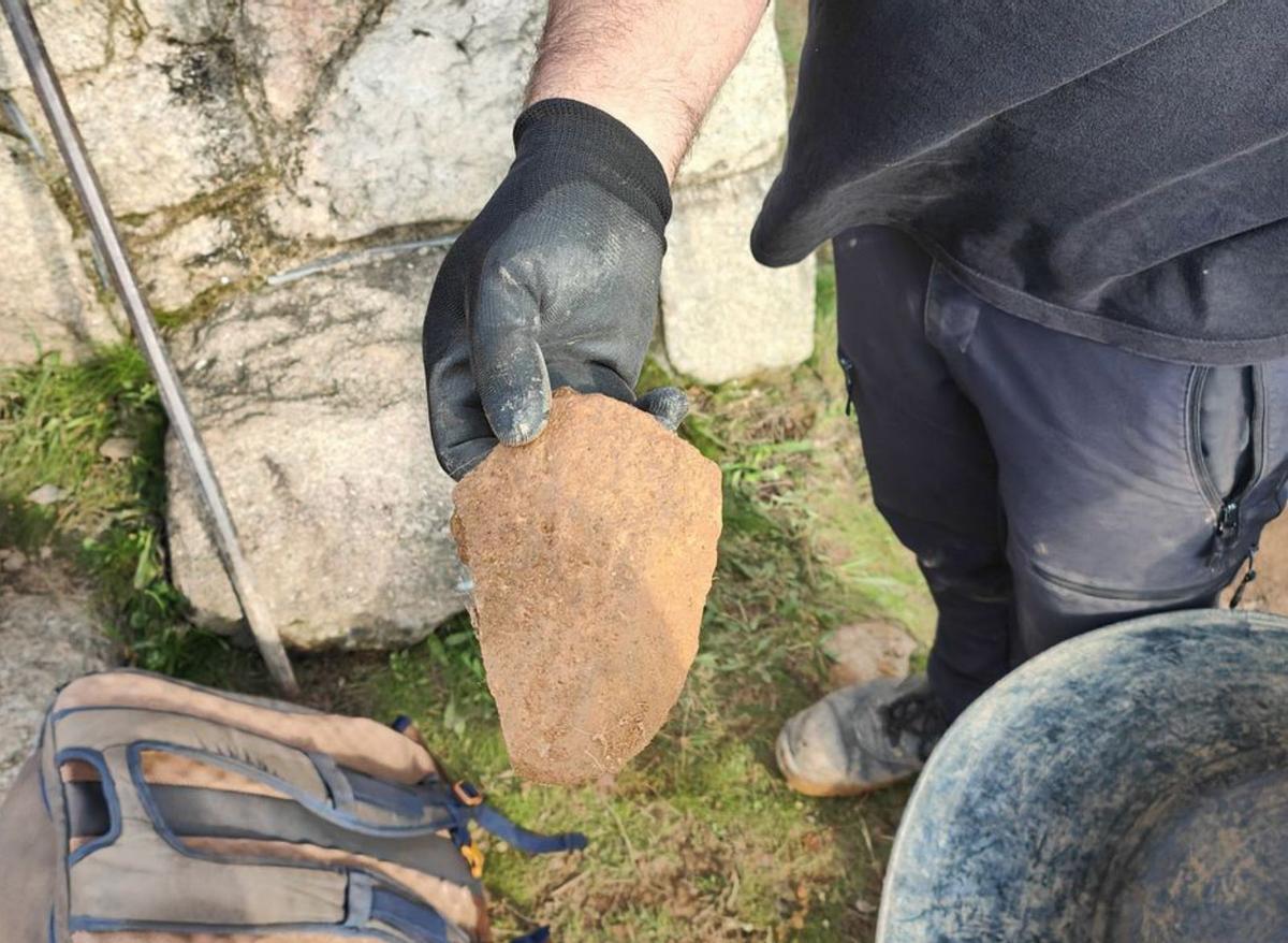 Restos de teja procedente del edificio medieval. |  FdV