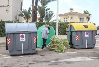 El servicio de basura y vía pública de Torrevieja recibe más de cien avisos de problemas vía móvil