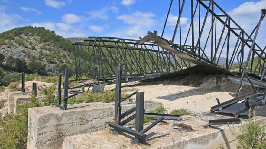 La señal de Tavernes, derribada después de que Arran cortara los anclajes.