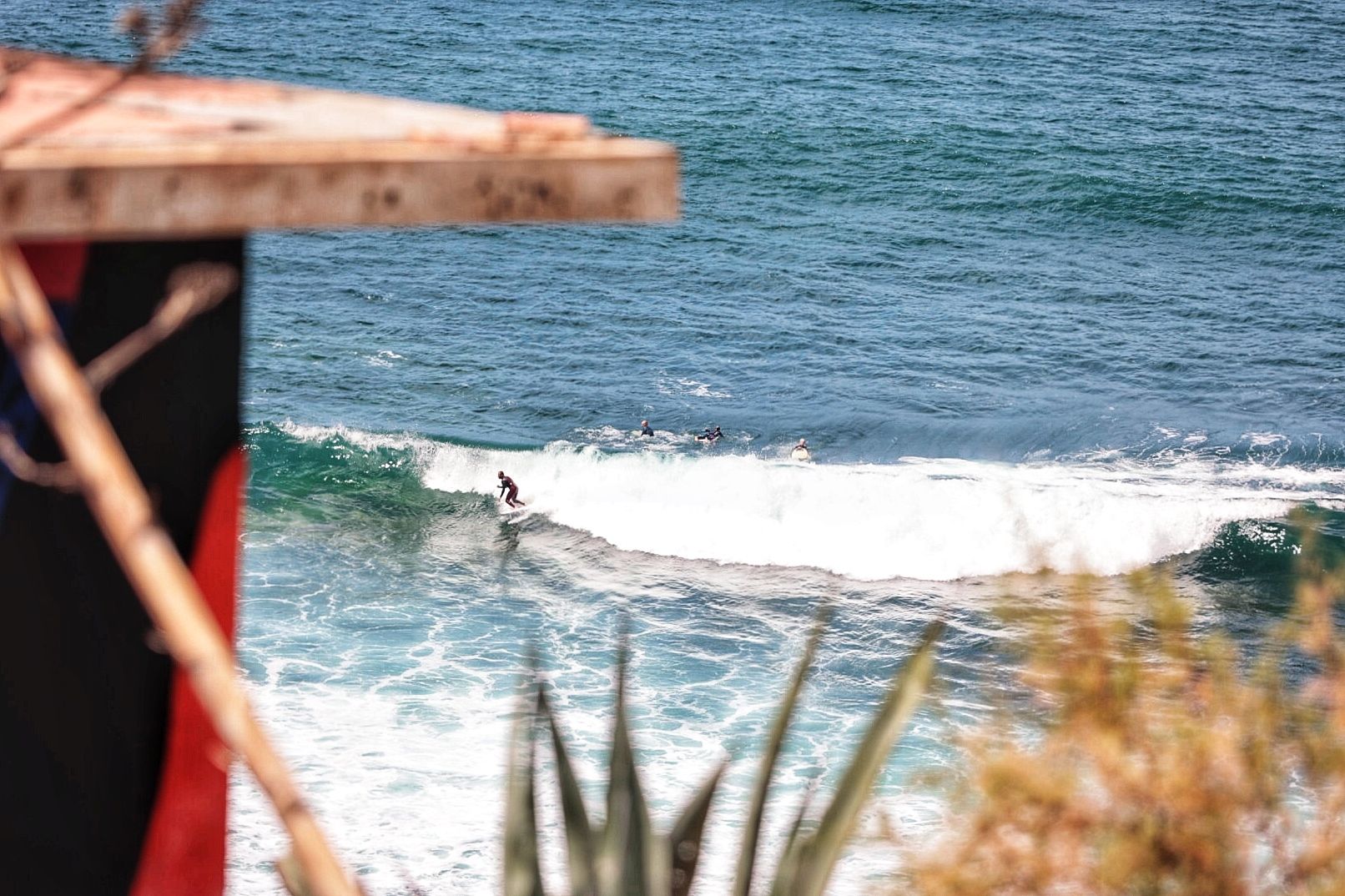 Surferos en la Playa del Arenal