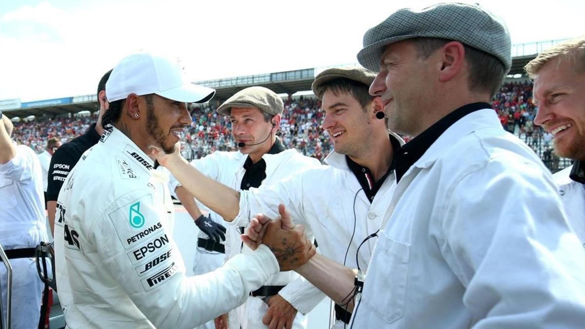 Los mecánicos del equipo Mercedes celebran, vestidos de época, los 125 aniversario de la fábrica con la 87 'pole' de Lewis Hamilton.