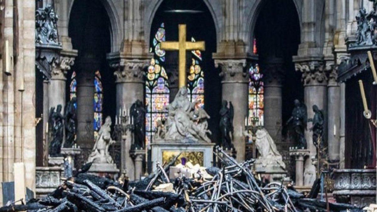 La respuesta viral a por qué no se quemó la cruz de Notre Dame